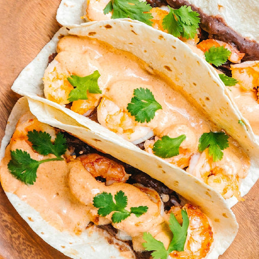 Tacos de camarón con spicy mayo